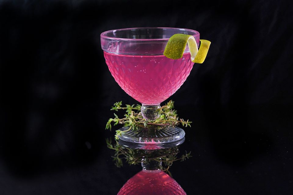 photo d'un cocktail rose pour illustrer la photographie culinaire