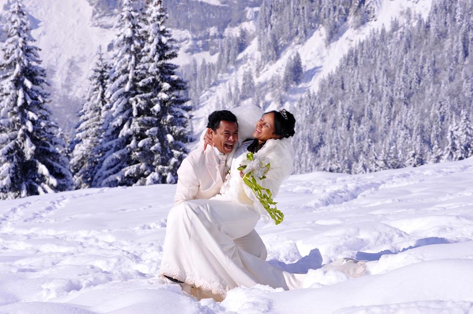 photo d'un couple de jeunes mariés pris sur le vif dans la neige pour illustrer des conseils pro en photographie de mariage