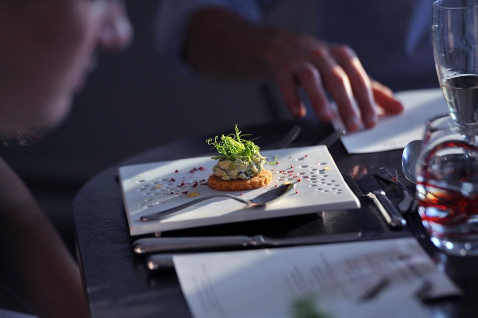 illustration de la photographie culinaire avec la photo d'une assiette sur une jolie table