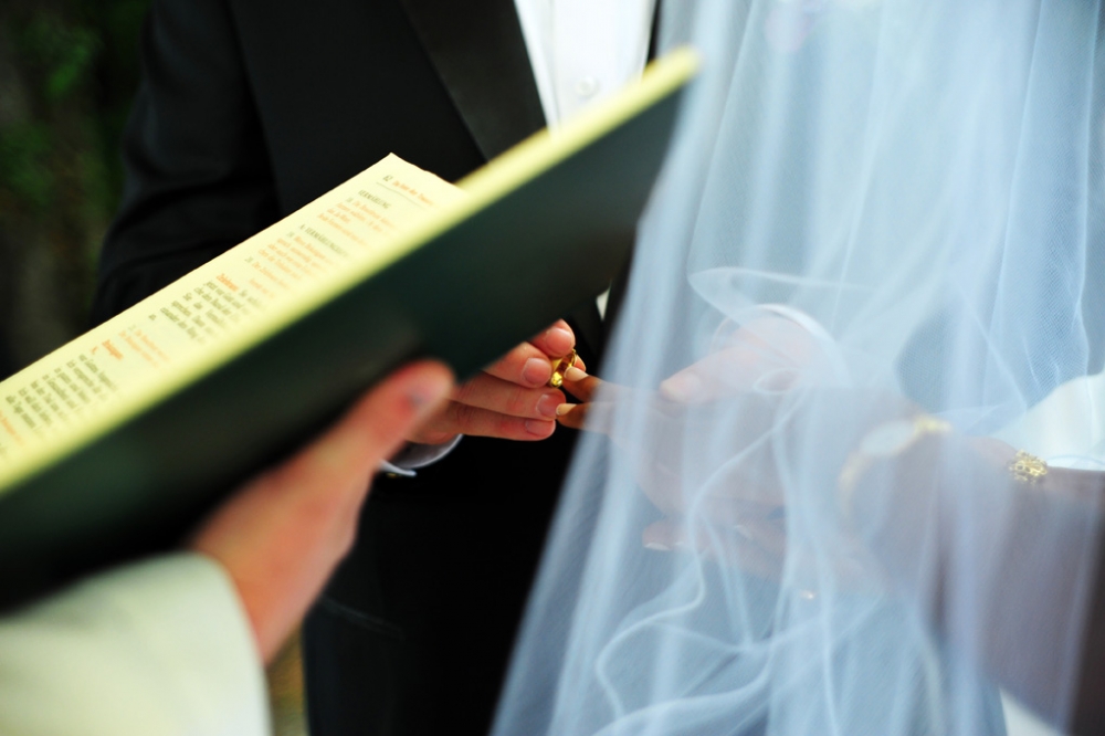 gros plan sur un livre de messe lors d'un mariage à Genève